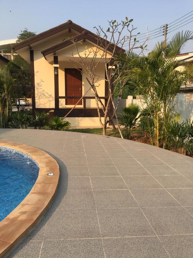 Sunray Guesthouse สุนันท์บ้านพักริมคลอง Uthai Thani Buitenkant foto
