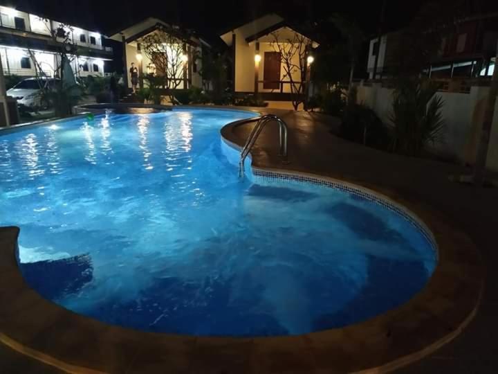 Sunray Guesthouse สุนันท์บ้านพักริมคลอง Uthai Thani Buitenkant foto