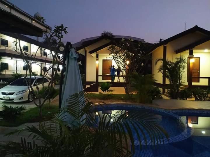 Sunray Guesthouse สุนันท์บ้านพักริมคลอง Uthai Thani Buitenkant foto