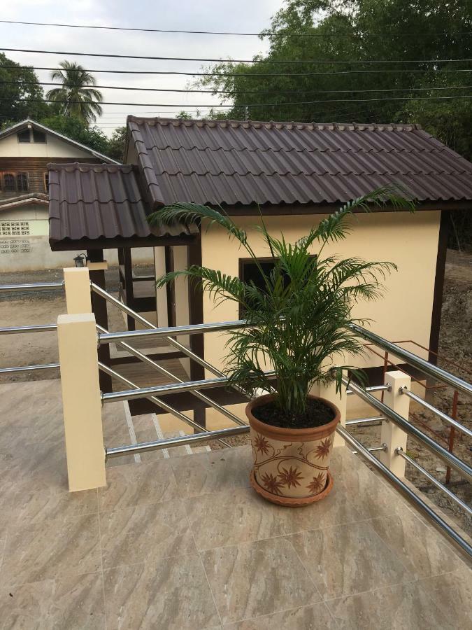 Sunray Guesthouse สุนันท์บ้านพักริมคลอง Uthai Thani Buitenkant foto