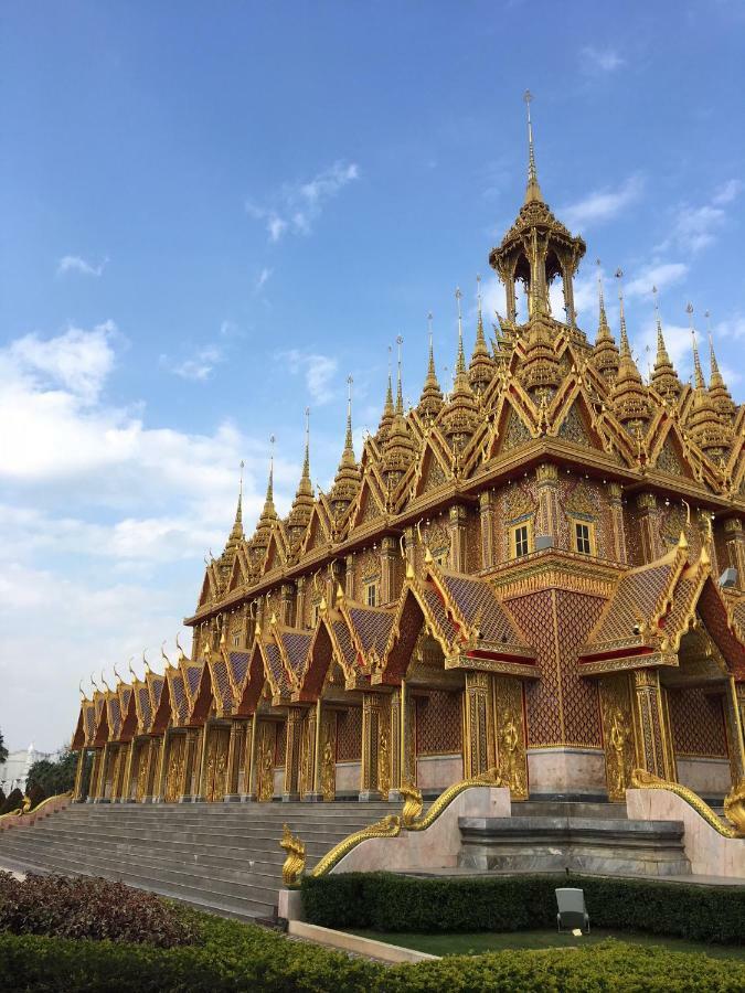 Sunray Guesthouse สุนันท์บ้านพักริมคลอง Uthai Thani Buitenkant foto