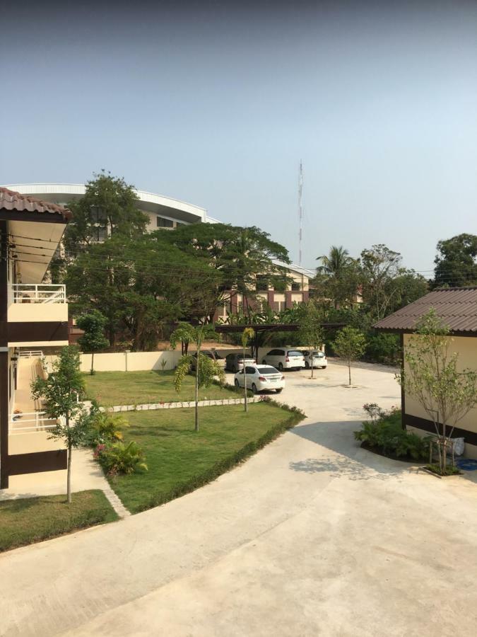 Sunray Guesthouse สุนันท์บ้านพักริมคลอง Uthai Thani Buitenkant foto
