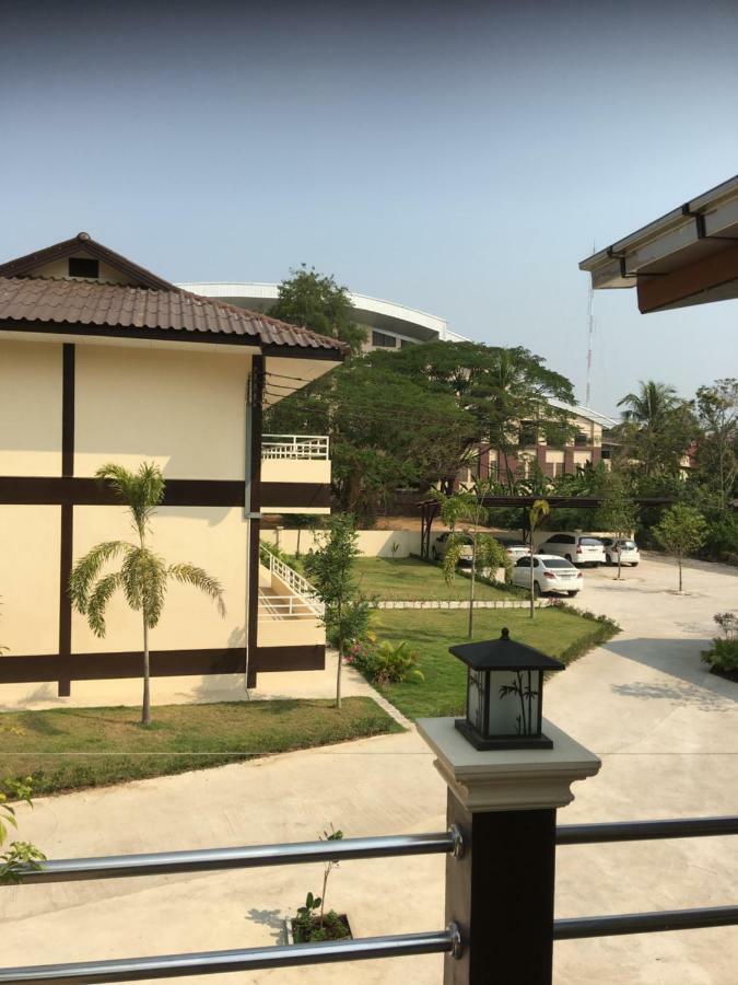 Sunray Guesthouse สุนันท์บ้านพักริมคลอง Uthai Thani Buitenkant foto