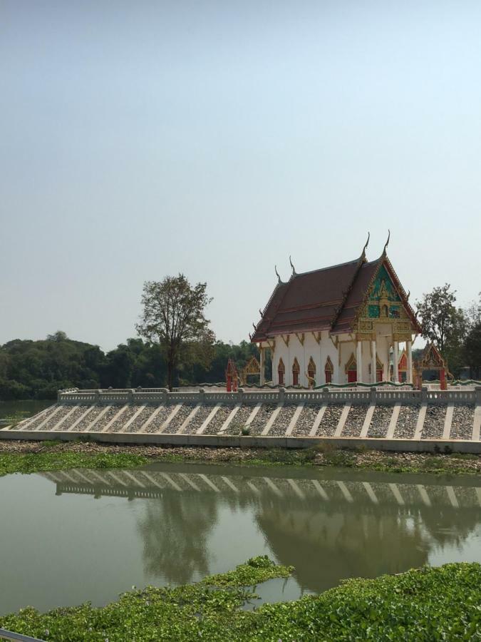 Sunray Guesthouse สุนันท์บ้านพักริมคลอง Uthai Thani Buitenkant foto