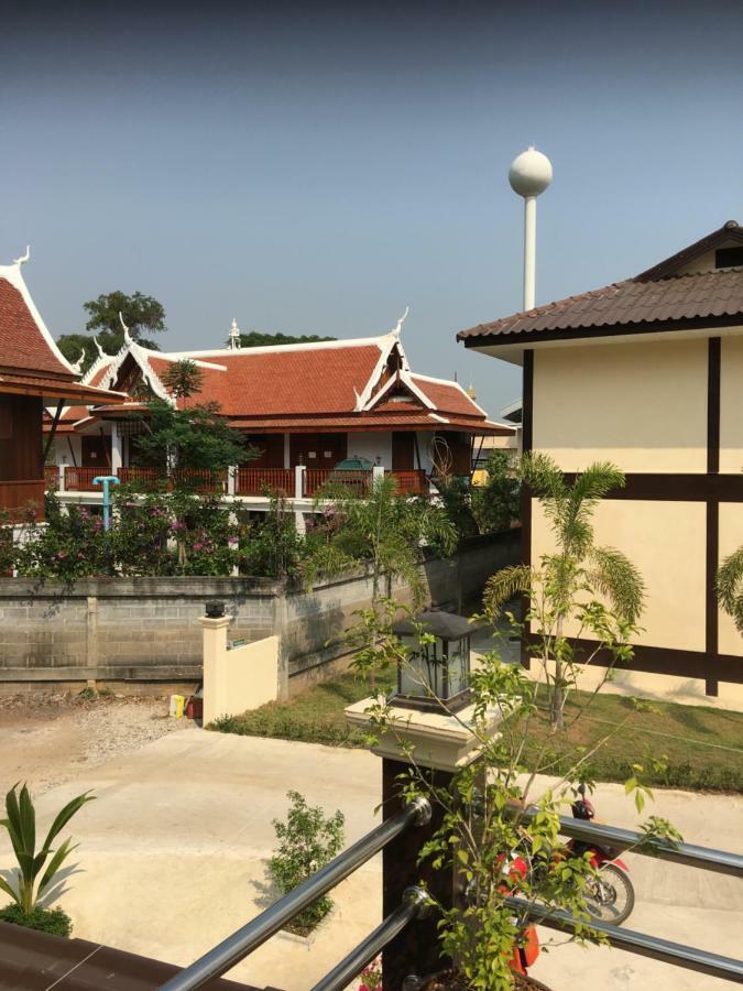 Sunray Guesthouse สุนันท์บ้านพักริมคลอง Uthai Thani Buitenkant foto