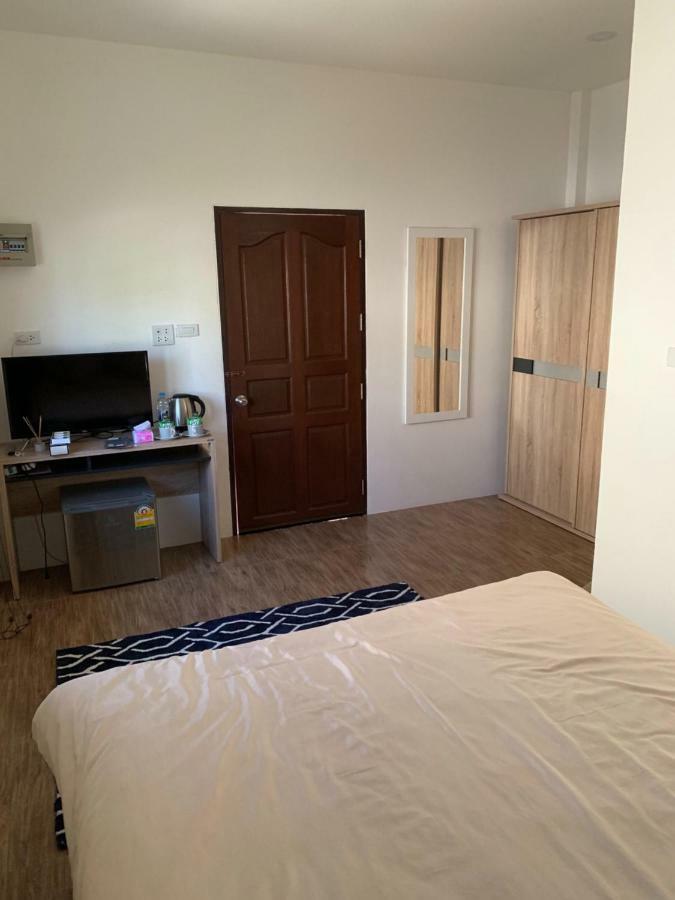 Sunray Guesthouse สุนันท์บ้านพักริมคลอง Uthai Thani Buitenkant foto