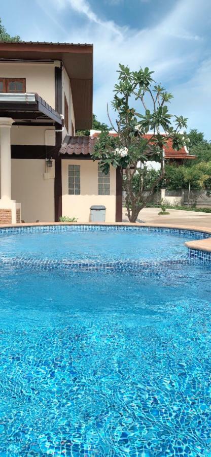 Sunray Guesthouse สุนันท์บ้านพักริมคลอง Uthai Thani Buitenkant foto