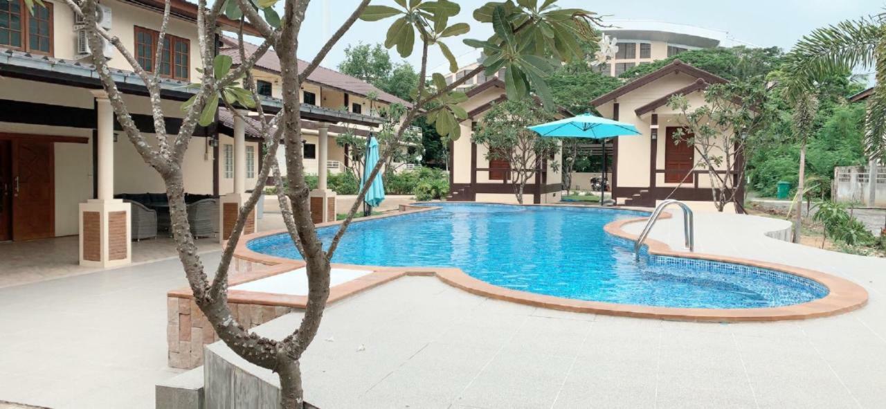 Sunray Guesthouse สุนันท์บ้านพักริมคลอง Uthai Thani Buitenkant foto